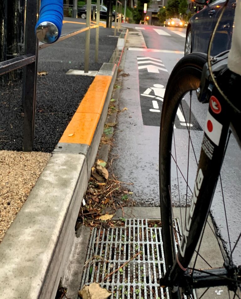 雨 の 日 自転車 滑る